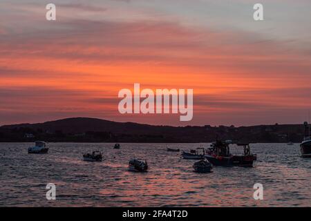 Schull, West Cork, Irlanda. 23 Apr 2021. Il sole è salito dietro la copertura nuvolosa a Schull questa mattina, ma ha ancora messo su uno spettacolo colorato. Il giorno sarà asciutto e luminoso con alti da 12 a 18 gradi. Credit: AG News/Alamy Live News Foto Stock