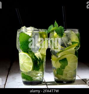 Cocktail Mojito fresco su sfondo scuro. Concetto di bevande estive. Vista frontale Foto Stock