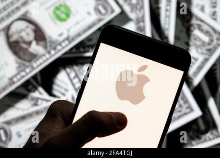 Cina. 21 Apr 2021. In questa illustrazione fotografica il logo Apple della multinazionale americana di tecnologia visto su uno schermo di un dispositivo mobile Android con la valuta dell'icona del dollaro degli Stati Uniti, simbolo dell'icona in dollari sullo sfondo. Credit: Budrul Chukrut/SOPA Images/ZUMA Wire/Alamy Live News Foto Stock
