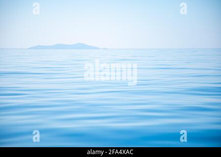 I toni di blu delle onde di acqua come superficie di sfondo Foto Stock