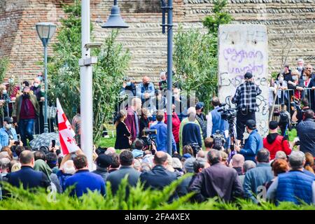 Tbilisi, Georgia - 9 aprile 2021: Giorgi Gachechiladze scrive 'Dio è amore' sul segmento delle mura di Berlino in piazza d'Europa. Foto Stock