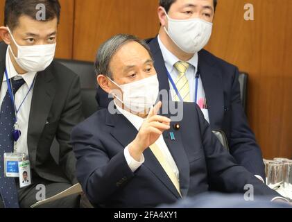 Tokyo, Giappone. 23 Apr 2021. Il primo ministro giapponese Yoshihide Suga reagisce ad un legislatore dell'opposizione alla sessione del comitato per la salute, il lavoro e il benessere della Lower House nella Dieta nazionale di Tokyo venerdì 23 aprile 2021. Suga si aspetta di dichiarare una nuova dichiarazione di emergenza per il COVID-19. Credit: Yoshio Tsunoda/AFLO/Alamy Live News Foto Stock