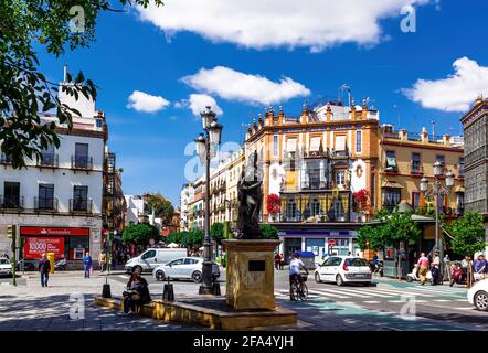 Plaza del Altozano con monumento 1994 de Jesus Gavira Alba 'Triana al arte flamenco' Siviglia, Andalusia, Spagna. Foto Stock