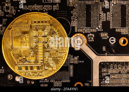 Concetto di criptovaluta - moneta d'oro, scheda a circuito stampato per computer con processore bitcoin e microchip. Valuta elettronica, Internet Finance. Foto di alta qualità Foto Stock