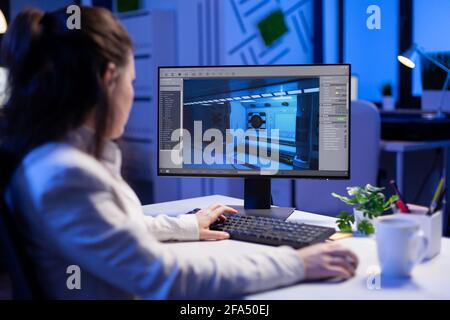 Redattore che sviluppa un nuovo progetto di film, montaggio di video audio montaggio seduto in ufficio di produzione a tarda notte. Creator di contenuti creativi utilizzando computer professionali, tecnologia moderna, rete wireless Foto Stock