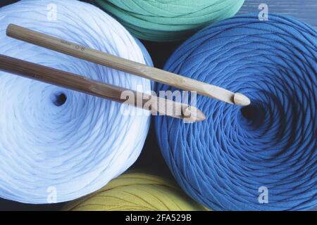 Matasse colorate di filo e uncini a crochet . Hobby. Foto Stock