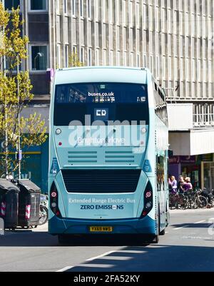 Un Brighton e Hove autobus veicolo elettrico in North Street Brighton Sussex UK Foto Stock