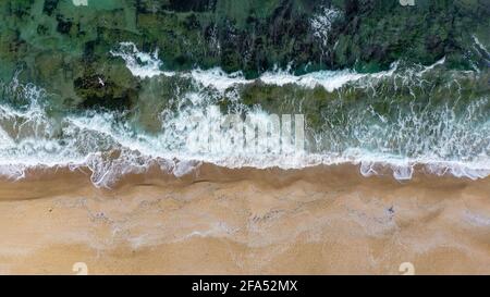 Litorale oceanico con acqua cristallina e molte onde che si infrangono in aereo visualizza Foto Stock