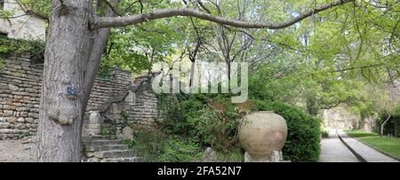 Verde Estate alberi freschi sul Palazzo della Regina Maria e Giardini Botanici, Balchik, Bulgaria Foto Stock