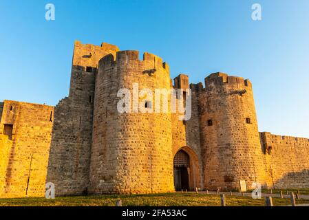 Porta e bastioni est, Aigues-Mortes al mattino presto, nel Gard in Occitanie, Francia Foto Stock