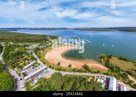 Vista su Ramsberg e sul lago Great Brombach, il più grande del distretto dei laghi della Franconia. Foto Stock