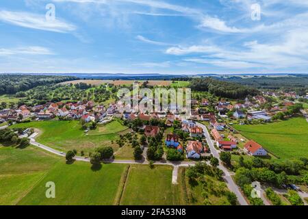 Vista su Ramsberg e sul lago Great Brombach, il più grande del distretto dei laghi della Franconia. Foto Stock