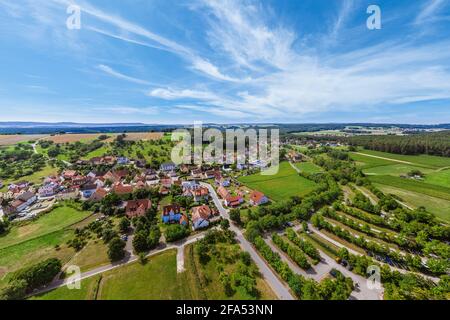 Vista su Ramsberg e sul lago Great Brombach, il più grande del distretto dei laghi della Franconia. Foto Stock