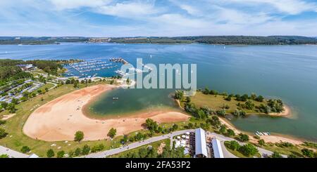 Vista su Ramsberg e sul lago Great Brombach, il più grande del distretto dei laghi della Franconia. Foto Stock