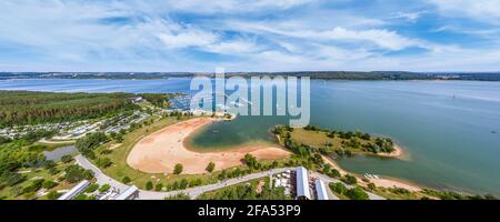 Vista su Ramsberg e sul lago Great Brombach, il più grande del distretto dei laghi della Franconia. Foto Stock