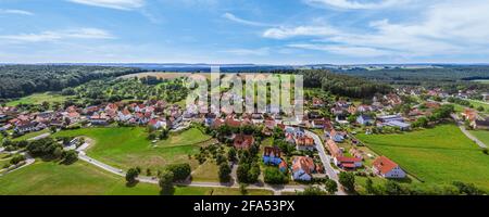 Vista su Ramsberg e sul lago Great Brombach, il più grande del distretto dei laghi della Franconia. Foto Stock