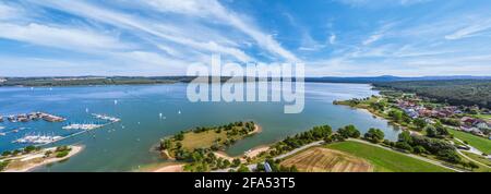 Vista su Ramsberg e sul lago Great Brombach, il più grande del distretto dei laghi della Franconia. Foto Stock