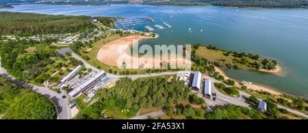 Vista su Ramsberg e sul lago Great Brombach, il più grande del distretto dei laghi della Franconia. Foto Stock