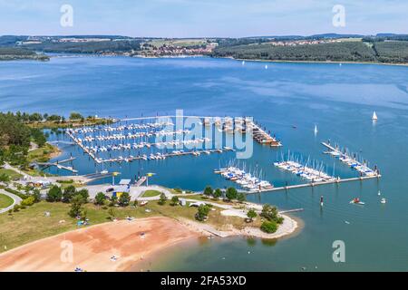 Vista su Ramsberg e sul lago Great Brombach, il più grande del distretto dei laghi della Franconia. Foto Stock