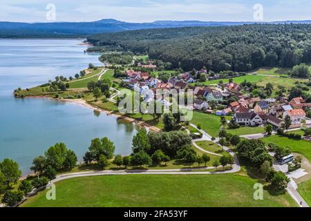 Vista su Ramsberg e sul lago Great Brombach, il più grande del distretto dei laghi della Franconia. Foto Stock