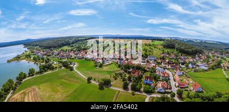 Vista su Ramsberg e sul lago Great Brombach, il più grande del distretto dei laghi della Franconia. Foto Stock