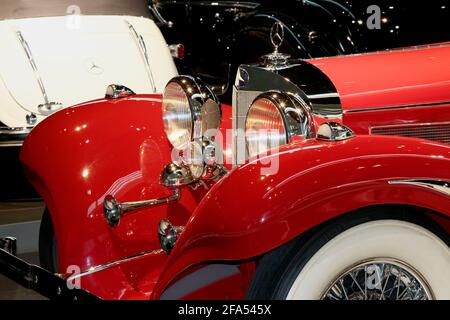 STOCCARDA, GERMANIA - 10 GIUGNO 2018: Mostra permanente del museo dell'automobile Mercedes-Benz. Foto Stock