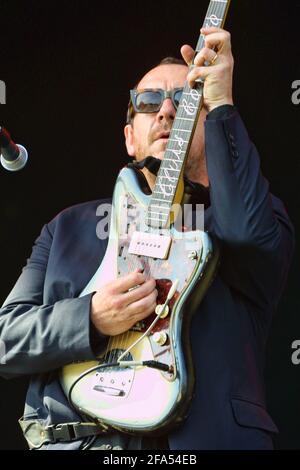 Elvis Costello, V2002, Hylands Park, Chelmsford, Essex, Regno Unito - 17 agosto 2002 Foto Stock