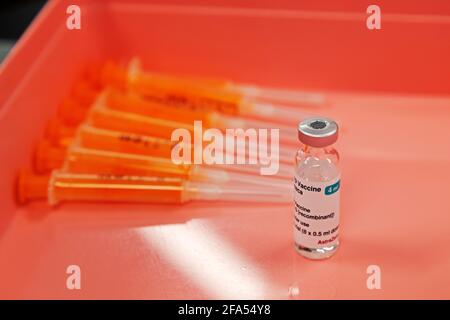 Un flaconcino del vaccino AstraZeneca COVID-19. Le siringhe ipodermiche per la somministrazione della vaccinazione si trovano accanto al flaconcino. Foto Stock