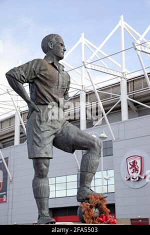 Statua di George Hardwick al Riverside Stadium di Middlesbrough, Inghilterra. Hardwick (1920 - 2004) ha giocato per il Middlebrough FC tra il 1937 e il 1950 Foto Stock