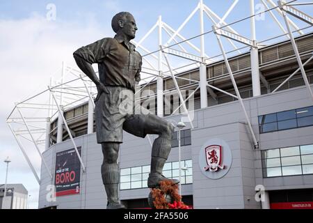 Statua di George Hardwick al Riverside Stadium di Middlesbrough, Inghilterra. Hardwick (1920 - 2004) ha giocato per il Middlebrough FC tra il 1937 e il 1950 Foto Stock