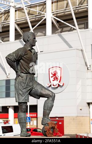 Statua di George Hardwick al Riverside Stadium di Middlesbrough, Inghilterra. Hardwick (1920 - 2004) ha giocato per il Middlebrough FC tra il 1937 e il 1950 Foto Stock