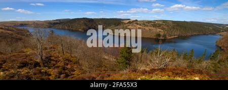 Immagine panoramica del lago artificiale di Llyn Brianne, dal punto di osservazione, Carmarthenshire, Galles, Regno Unito, spazio di copia Foto Stock