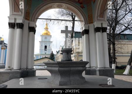 KYIV, UCRAINA - 22 APRILE 2021 - il ciborio di San Nicola è situato nei locali del monastero della cupola d'oro di San Michele, capitale di Kiev Foto Stock