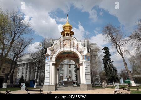 KYIV, UCRAINA - 22 APRILE 2021 - il ciborio di San Nicola è situato nei locali del monastero della cupola d'oro di San Michele, capitale di Kiev Foto Stock