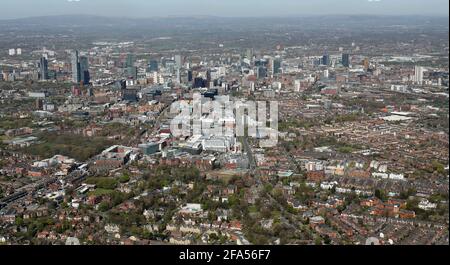 2021 veduta aerea dello skyline del centro citta' di Manchester, guardando a nord sulla A34 Upper Brook Street e Oxford Road Foto Stock