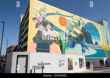 Il parcheggio di Ballymore a nove piani e il gigantesco murale di Hixxy, su Dock Road, Brentford, Hounslow, Middlesex, REGNO UNITO Foto Stock