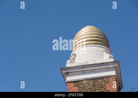 The Beehive in cima alla casa pubblica di Beehive, Brentford High Street, Brentford, Londra, Middlesex, REGNO UNITO Foto Stock