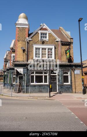 The Beehive Public House, Brentford High Street, Brentford, Londra, Middlesex, REGNO UNITO Foto Stock