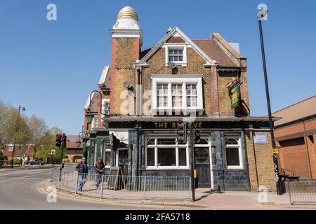 The Beehive Public House, Brentford High Street, Brentford, Londra, Middlesex, REGNO UNITO Foto Stock