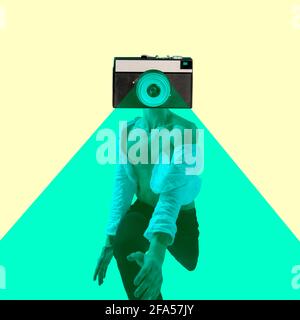Collage d'arte contemporanea, design moderno. Stile retrò. Bella ballerina maschile capeggiata da fotocamera retrò in esecuzione su sfondo giallo Foto Stock