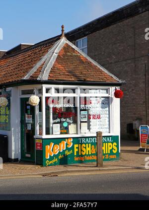 Una vista di un negozio di pesce e chip vicino al Wroxham Bridge sul Norfolk Broads a Hoveton, Norfolk, Inghilterra, Regno Unito. Foto Stock