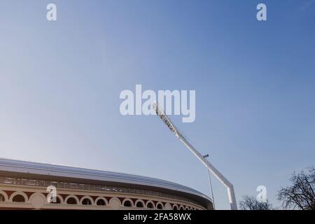 montanti ad alta illuminazione sopra lo stadio Foto Stock