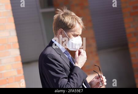 Husum, Germania. 23 Apr 2021. Daniel Günther (CDU), Ministro Presidente dello Schleswig-Holstein, si trova di fronte al centro di vaccinazione di Husum. Günther si è informato in loco dei processi e della situazione del centro di vaccinazione. Credit: Marco Brandt/dpa/Alamy Live News Foto Stock