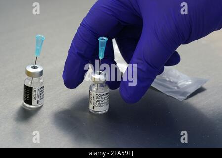 Husum, Germania. 23 Apr 2021. Dosi di vaccino vuote del vaccino Biontech Comirnaty si trovano su un tavolo nel laboratorio del Centro di vaccinazione Husum. Credit: Marco Brandt/dpa/Alamy Live News Foto Stock