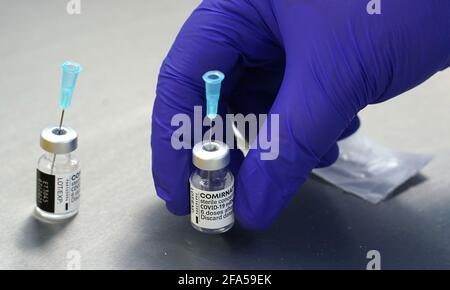 Husum, Germania. 23 Apr 2021. Dosi di vaccino vuote del vaccino Biontech Comirnaty si trovano su un tavolo nel laboratorio del Centro di vaccinazione Husum. Credit: Marco Brandt/dpa/Alamy Live News Foto Stock