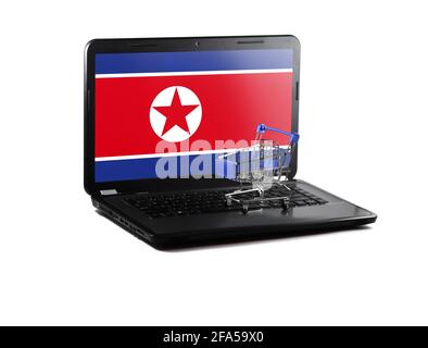 Computer portatile isolato su sfondo bianco con bandiera della Corea del Nord in esposizione, concetto di vendita online Foto Stock