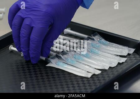 Husum, Germania. 23 Apr 2021. Siringhe con vaccino giacciono su un tavolo nel laboratorio del Centro di vaccinazione Husum. Credit: Marco Brandt/dpa/Alamy Live News Foto Stock