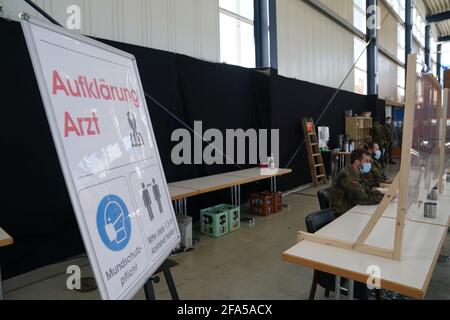 Husum, Germania. 23 Apr 2021. I soldati della Bundeswehr sostengono il personale durante la registrazione presso il centro di vaccinazione Husum. Credit: Marco Brandt/dpa/Alamy Live News Foto Stock