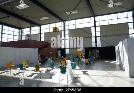 Husum, Germania. 23 Apr 2021. Le sedie per coloro che possono partecipare alla vaccinazione sono disponibili presso il Centro di vaccinazione Husum. Credit: Marco Brandt/dpa/Alamy Live News Foto Stock