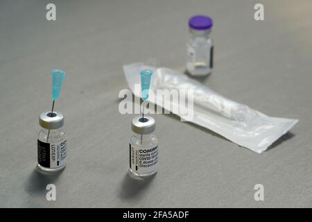 Husum, Germania. 23 Apr 2021. Dosi di vaccino vuote di Biontech Comirnaty sono riportate su un tavolo del laboratorio del Centro di vaccinazione Husum. Credit: Marco Brandt/dpa/Alamy Live News Foto Stock